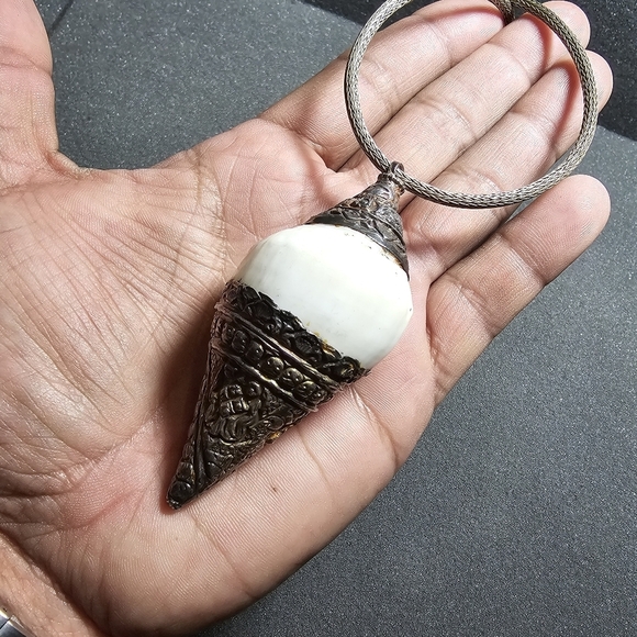 Vintage Sterling Silver Dipped Natural Conch Shell Necklace Ornate Pattern on a - Picture 3 of 8